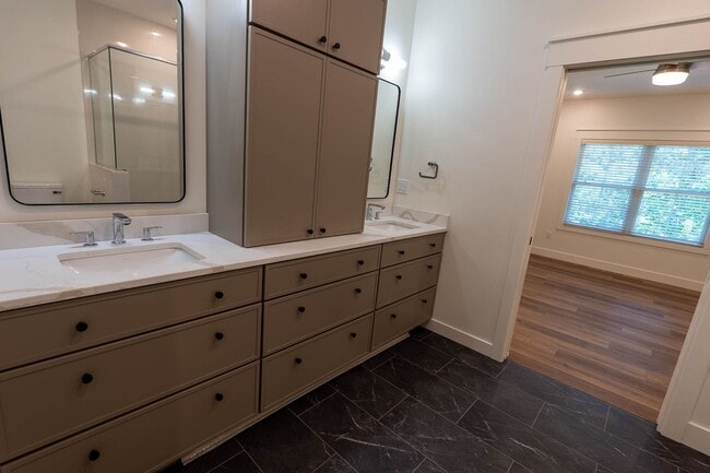 Building Photo - New Construction 4bd/3ba Townhouse