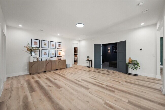 Building Photo - "Luxury 5-bedroom home offering expansive living, upscale design and seamless indoor-outdoor ente...