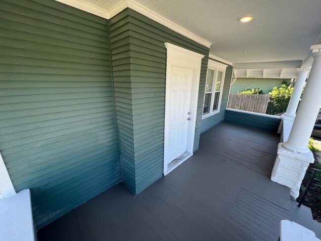 Building Photo - Remodeled 2BR+ Home in Adams Park!