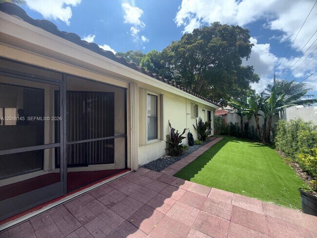 Building Photo - 1004 San Remo Cir