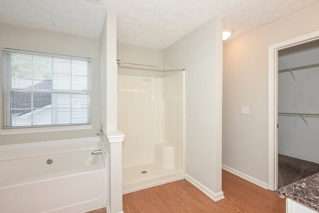 Building Photo - 154 Springbottom Dr SE