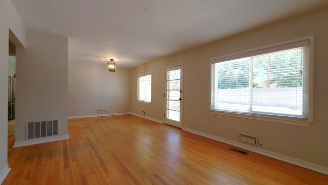 Building Photo - Charming 2 Bedroom House in the SE!
