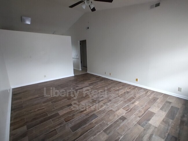 Building Photo - 910 Brett Dr
