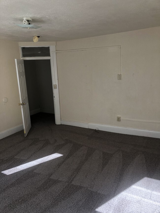 Building Photo - 114 S 6th St