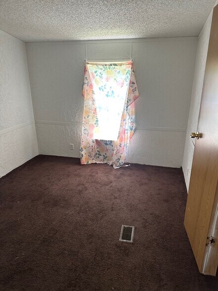 Bedroom - 203 E Carter St
