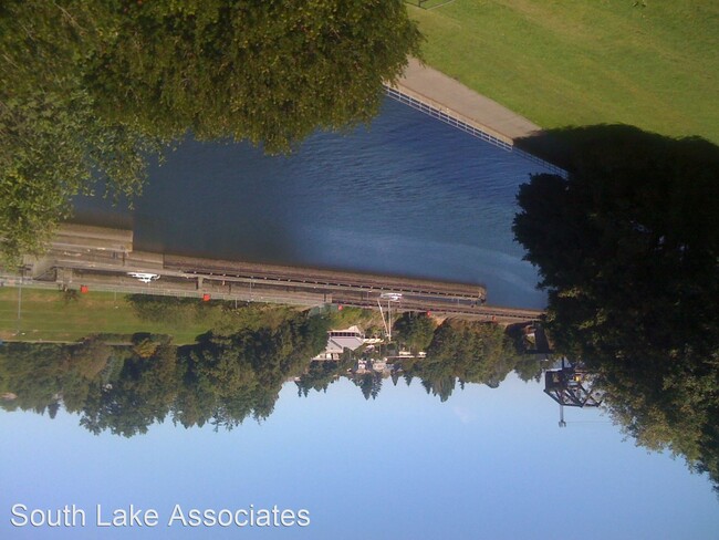 Building Photo - 2 br, 1 bath House - 3200 W. Commodore Way...