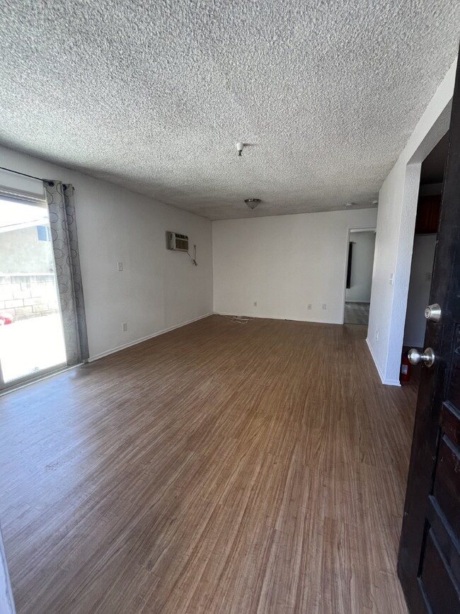 Building Photo - 2 Bedroom Unit with Large Patio