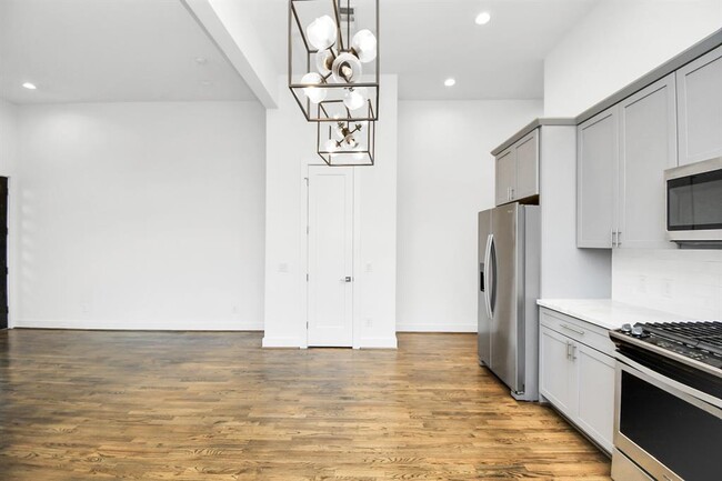 Building Photo - 732 W 22nd St