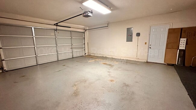 Building Photo - 17316 Valley Crst