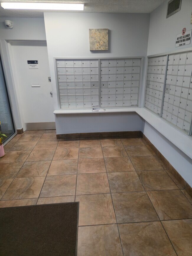 Building Photo - 1801 S Treasure Dr