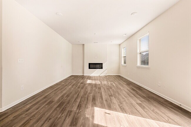 Building Photo - MOVE IN SPECIAL $600 off First Month!!!! Spacious 4-Bedroom Gem with 2.5 Baths –2216 Sussex Road ...