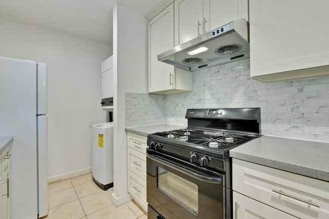 Building Photo - I Street