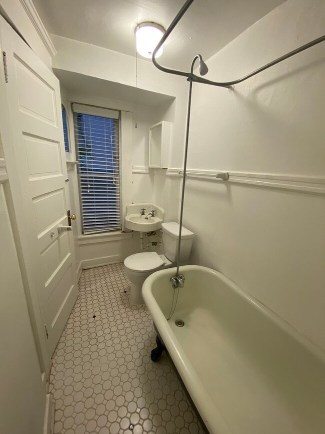 Building Photo - 2190 W Burnside, #2