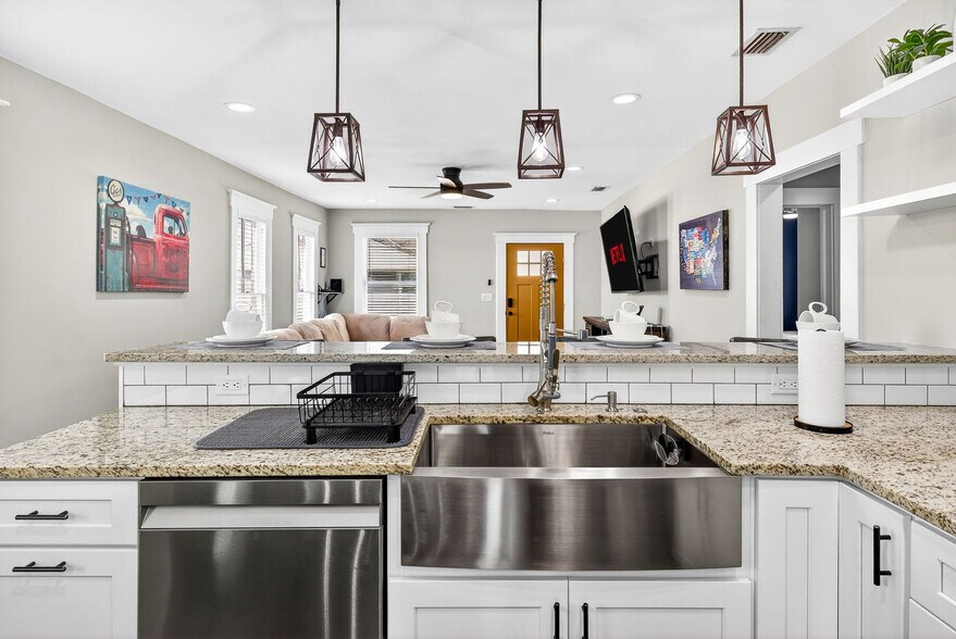 Building Photo - 2910 N Ola Ave