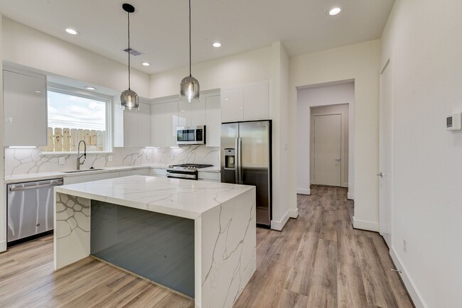 Building Photo - Stunning brand-new modern 3-beds, 3.5-bath...