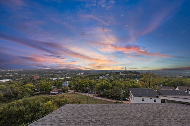 Building Photo - "Spacious 4-Bed, 4-Bath Gem in Nashville -...