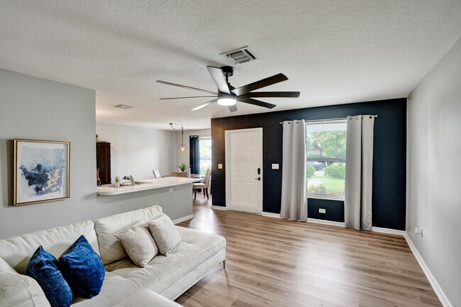 Building Photo - 1095 Miami Blvd