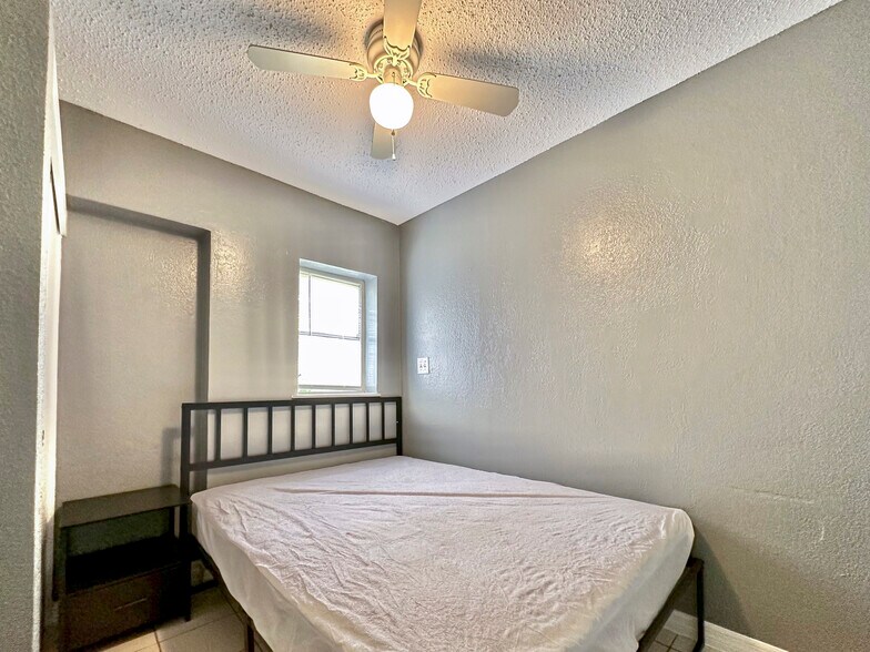 Building Photo - 5833 Sun Glo Ave