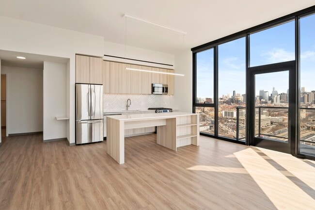 Building Photo - 520 S Damen Ave