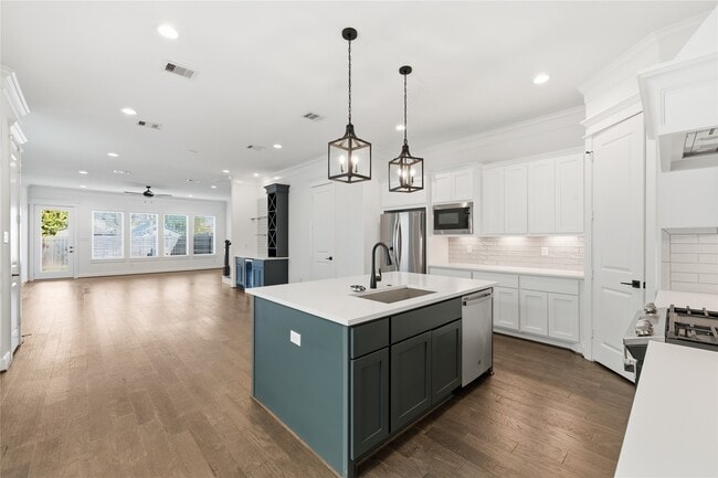 Building Photo - 819 W 19th St