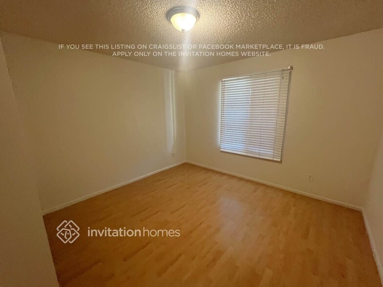 Building Photo - 1904 E Greenway Dr