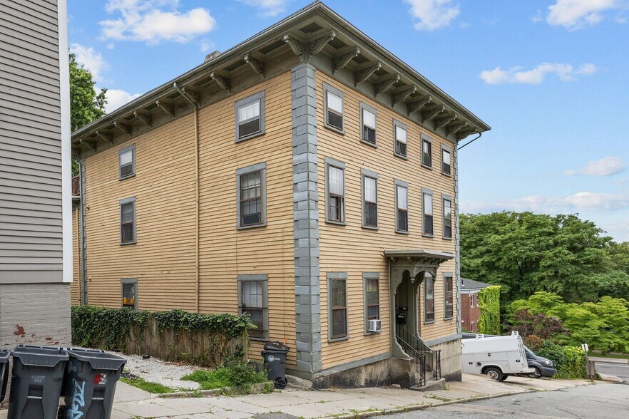 Building Photo - 35 Bowen St