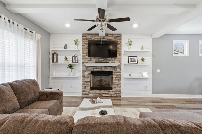 Building Photo - 1135 Charles Thomas Dr