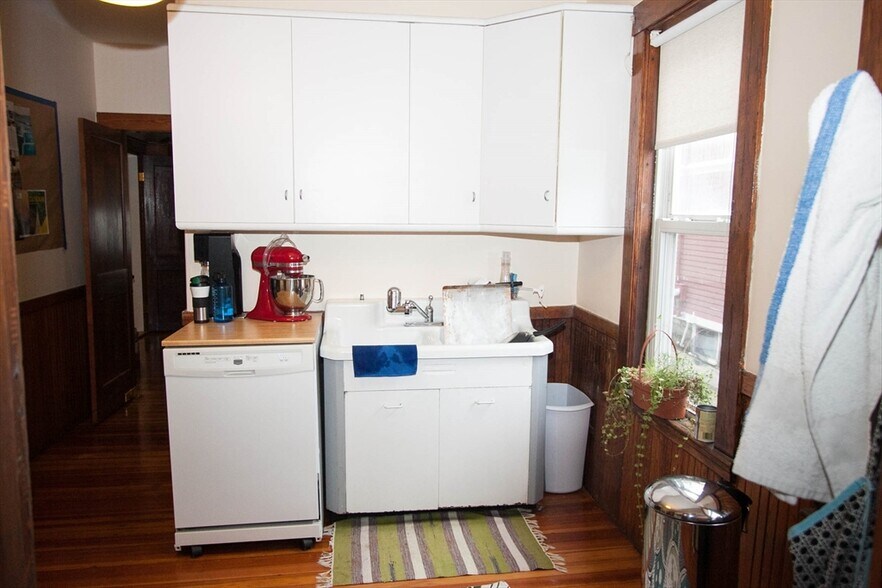 Building Photo - 10 Whitman St