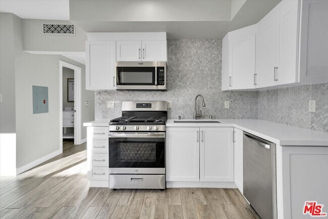 Building Photo - 842 11th St