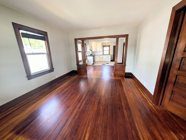 Building Photo - 307 5th Ave E