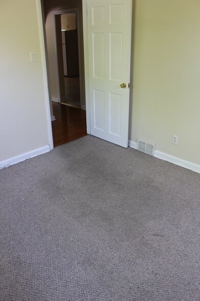 Building Photo - 320 Victoria St