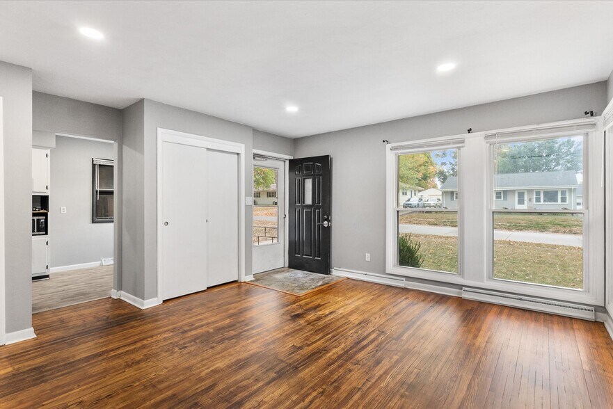 Building Photo - 1027 Curdes Ave