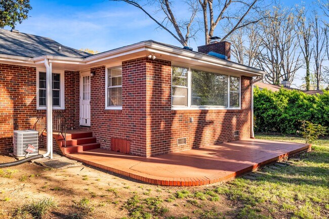 Building Photo - NW - Large Brick Ranch, Updated, Hardwoods, LR, DR, Den, Two Decorative Fire Places, Fenced, Stor...