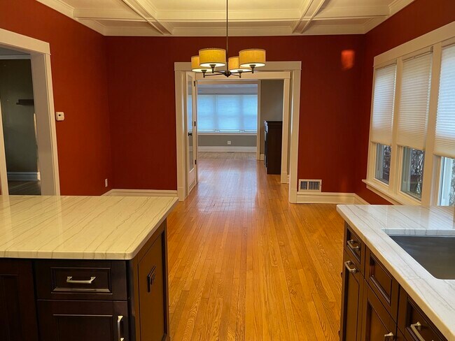 Building Photo - 831 Hayes Ave