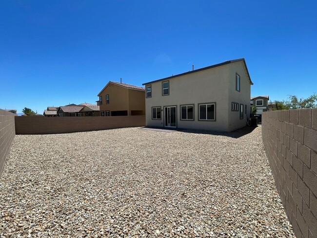 Building Photo - 4 BED 2.5 BATH 2 CAR GARAGE,  LARGE CORNER...
