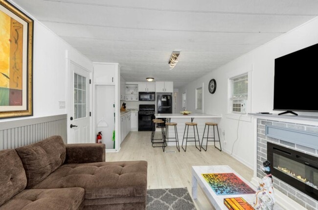 Building Photo - 852 Tarpon St SW