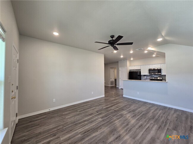Building Photo - 523 Lost Trl