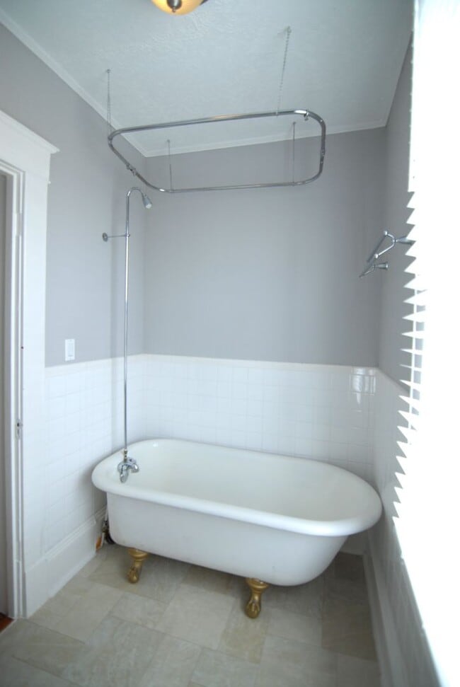 Building Photo - Charming Historical Renovated 3 bedroom 2 ...