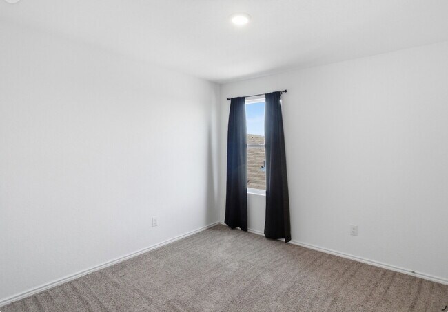 Building Photo - 8918 Solar Cv