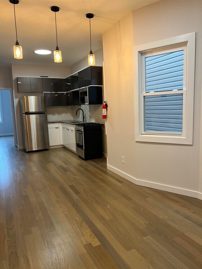 Building Photo - 107 Magazine St