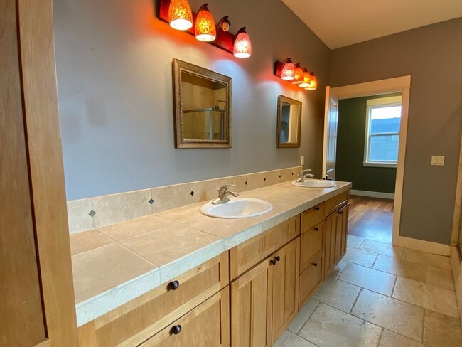 Building Photo - Spacious 3 BR w/ all wood floors and great...