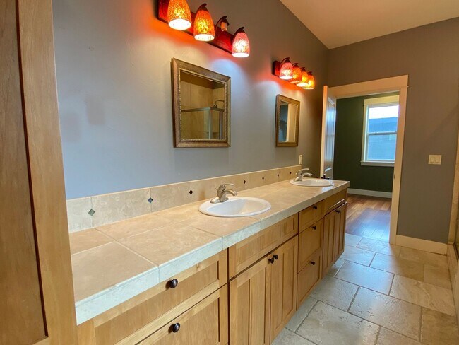 Building Photo - Spacious 3 BR w/ all wood floors and great midtown Bend location