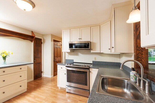 Building Photo - Beautiful 3 Bed, 2.5 Bath Single Family Colonial for Rent in Manchester!