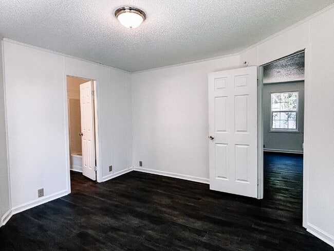 Building Photo - Spacious 4-Bed, 3-Bath Retreat on Greenhill Rd – 2000 Sq Ft of Charleston Charm!