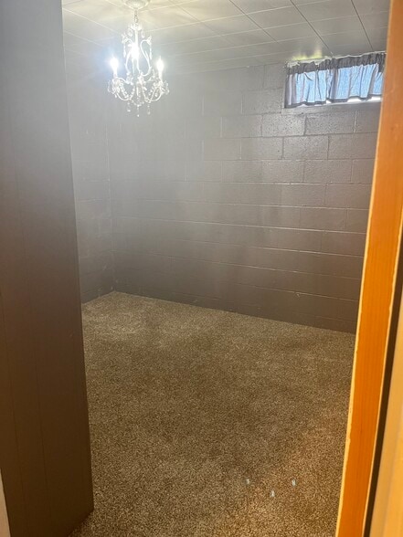 Walk In closet bottom - 600 Terry St