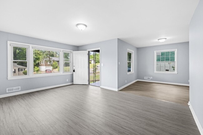 Building Photo - Beautifully Renovated 3 Bedroom 2 Bath Home