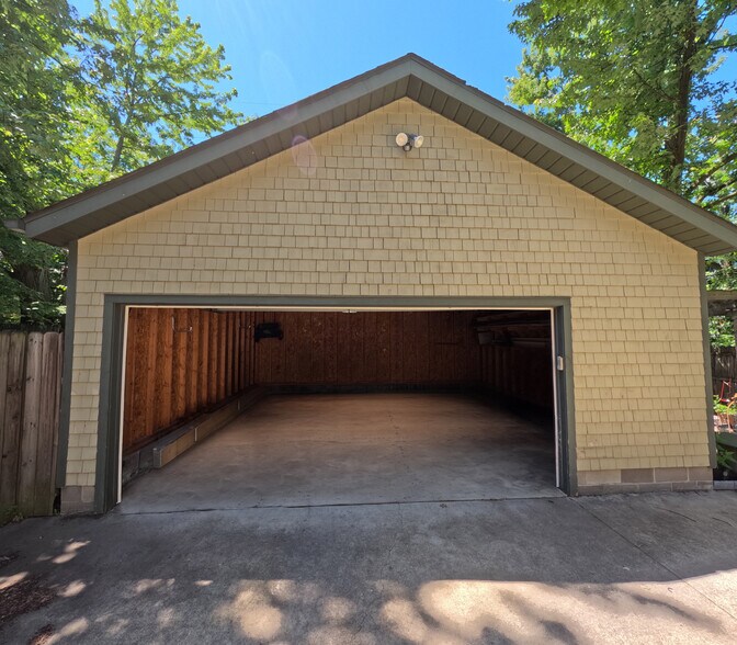 Building Photo - 1652 Hillcrest Rd