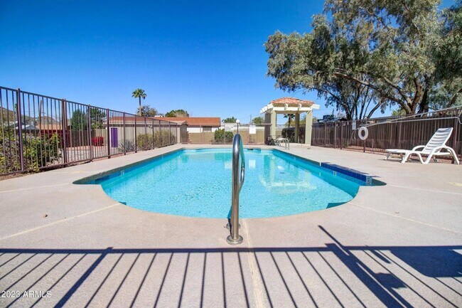 Building Photo - 2 bedroom 2 bath condo located in a gated community