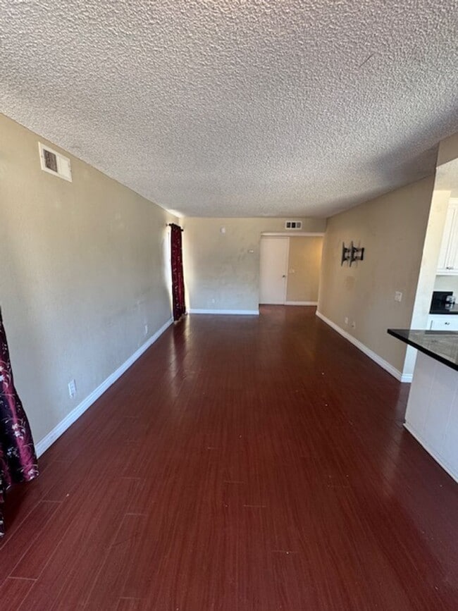 Building Photo - Home in the heart of Lake Elsinore