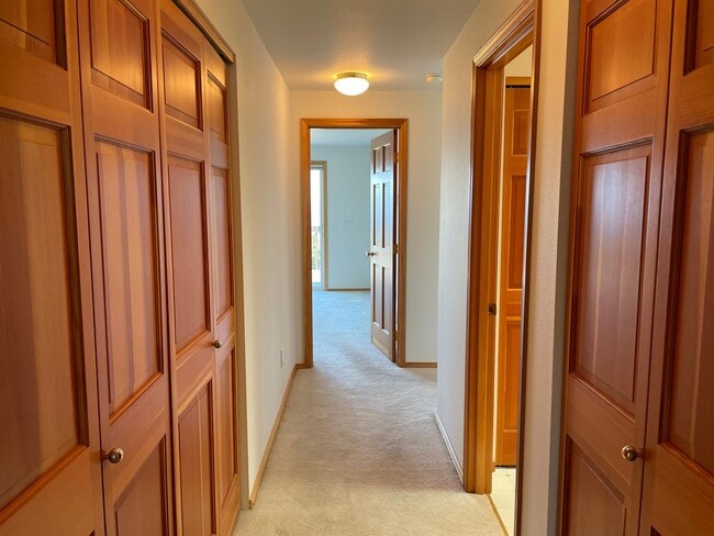 Building Photo - Lovely Mid-Island Home Available August 19th!